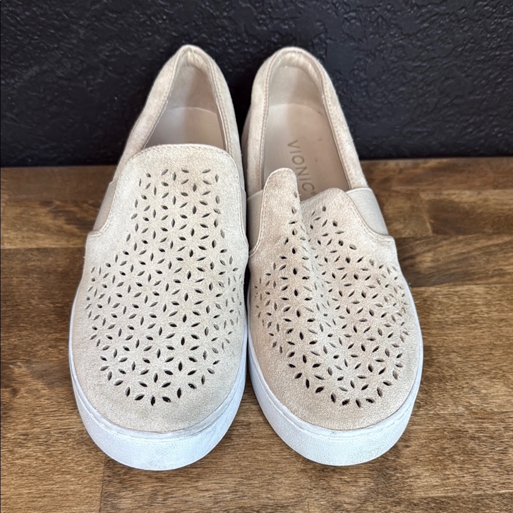 Vionic Beige Slip-On Shoes Size 6 - Picture 3 of 6